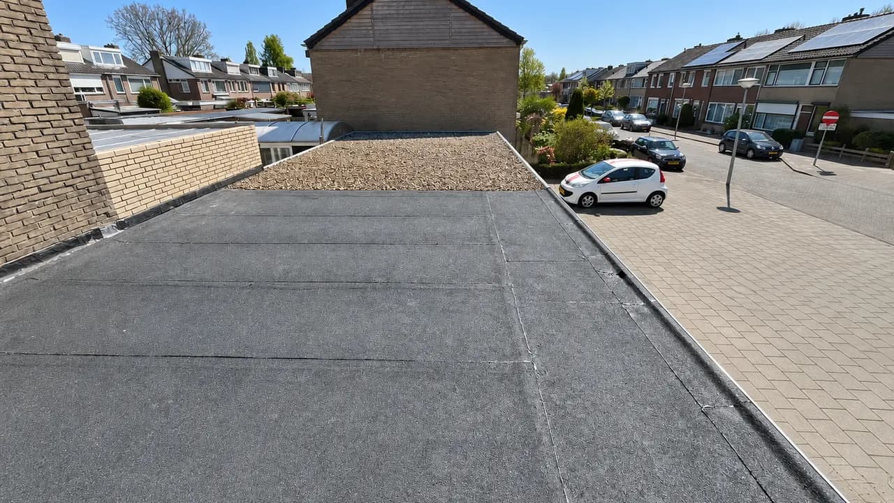 Plat dak van een woning met bitumen dakbedekking.