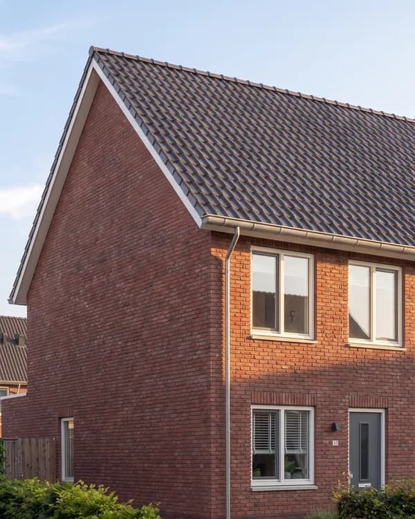 Woningen met een hellend pannendak.