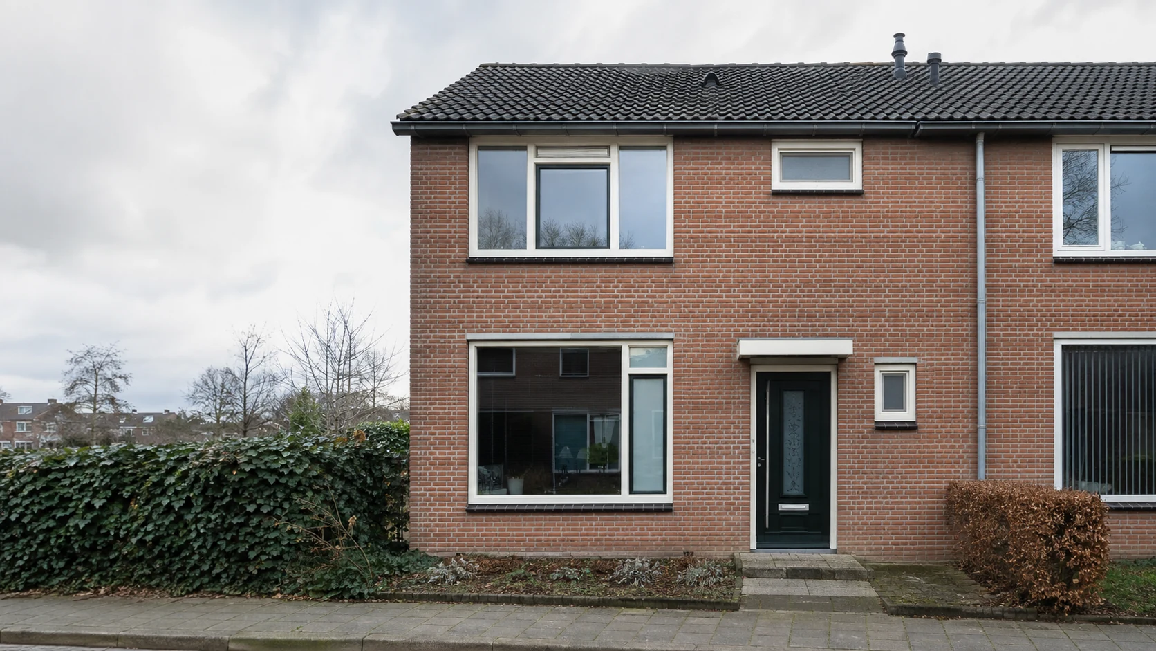 Illustratie bij gevelrenovatie en voegwerk: een bakstenen gevel van een Nederlandse woning met egaal voegwerk.
